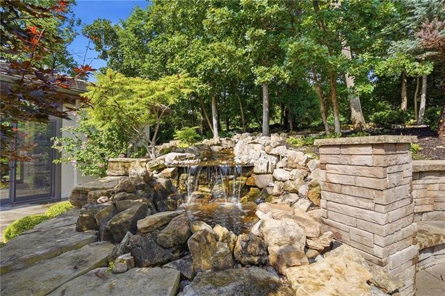 100 Dunhill Court, Loch Lloyd, MO 64012