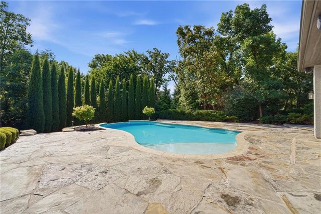 100 Dunhill Court, Loch Lloyd, MO 64012