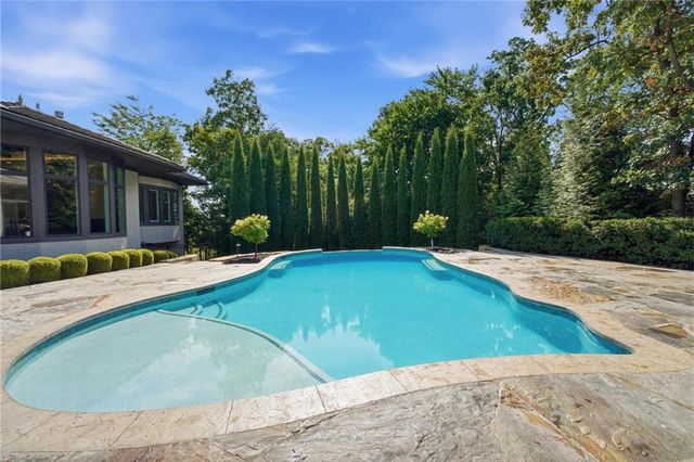 100 Dunhill Court, Loch Lloyd, MO 64012