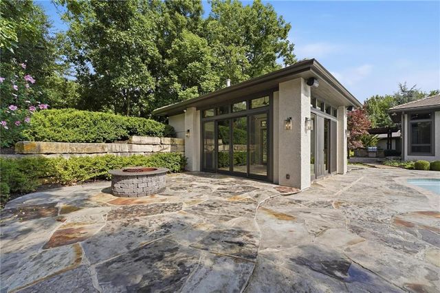 100 Dunhill Court, Loch Lloyd, MO 64012