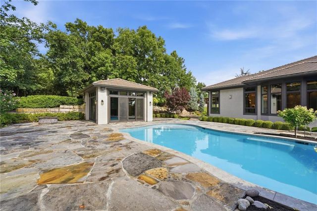 100 Dunhill Court, Loch Lloyd, MO 64012
