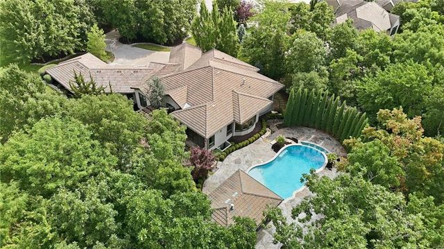 100 Dunhill Court, Loch Lloyd, MO 64012