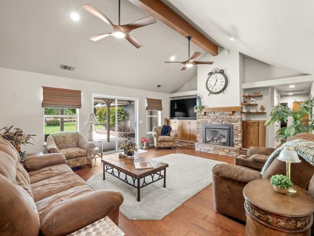 1565 S Highland Avenue, Sanger, CA 93657