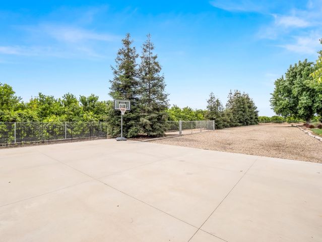 1565 S Highland Avenue, Sanger, CA 93657