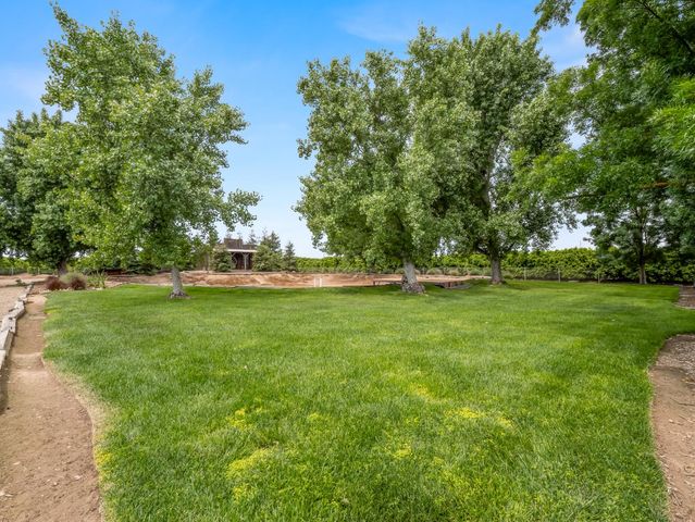 1565 S Highland Avenue, Sanger, CA 93657