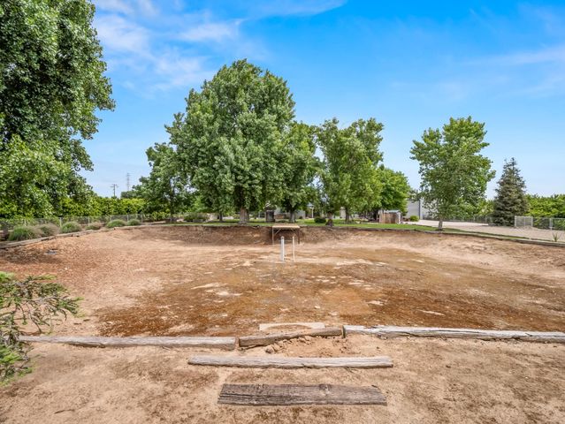 1565 S Highland Avenue, Sanger, CA 93657