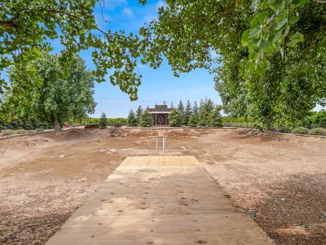 1565 S Highland Avenue, Sanger, CA 93657