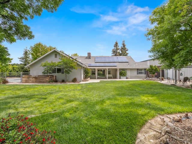 1565 S Highland Avenue, Sanger, CA 93657