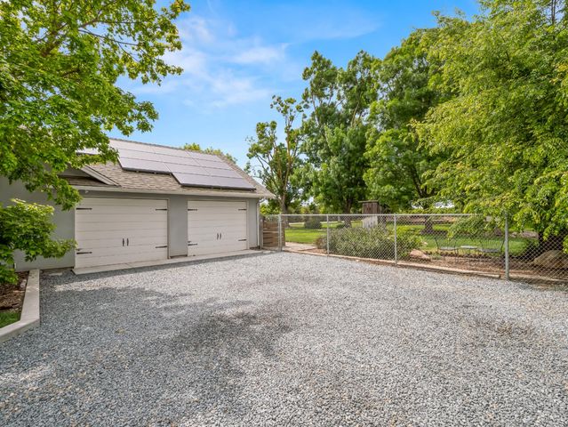 1565 S Highland Avenue, Sanger, CA 93657