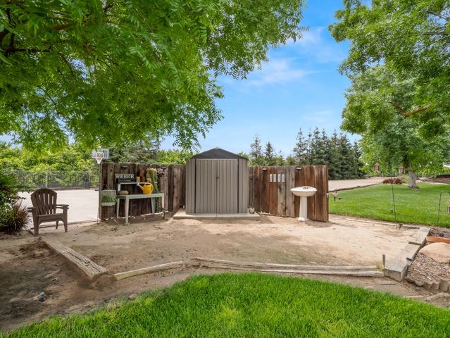 1565 S Highland Avenue, Sanger, CA 93657