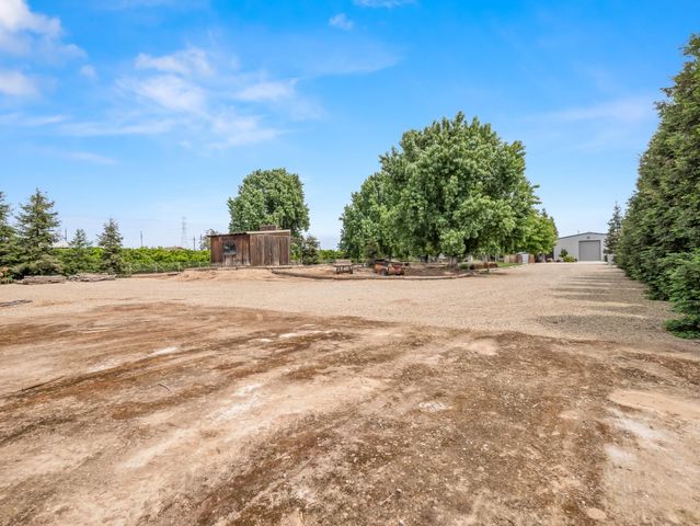 1565 S Highland Avenue, Sanger, CA 93657