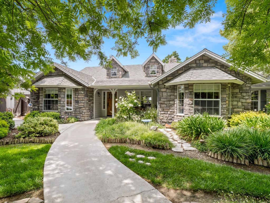 1565 S Highland Avenue, Sanger, CA 93657