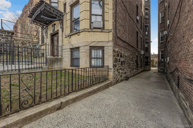 20 Locust Hill Avenue, Yonkers, NY 10701