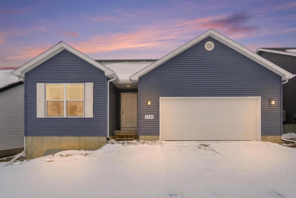 2814 Autumn Woods Drive, Cedar Falls, IA 50613