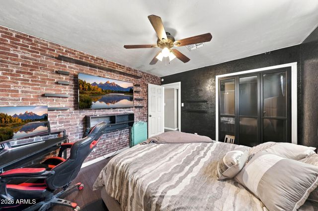 2809 W LAWRENCE Road, Phoenix, AZ 85017