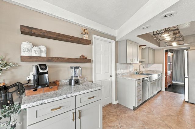 2809 W LAWRENCE Road, Phoenix, AZ 85017