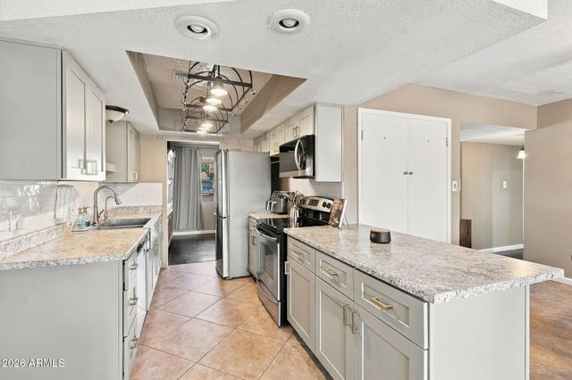 2809 W LAWRENCE Road, Phoenix, AZ 85017