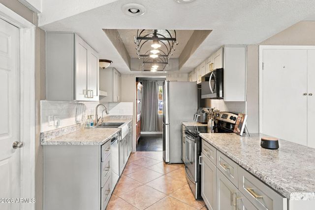 2809 W LAWRENCE Road, Phoenix, AZ 85017