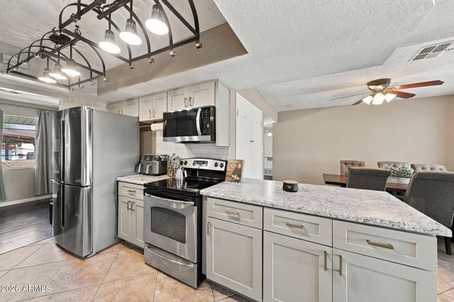 2809 W LAWRENCE Road, Phoenix, AZ 85017