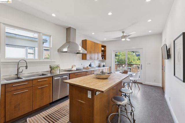 699 Arimo Ave, Oakland, CA 94610