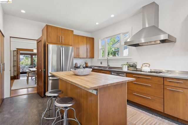 699 Arimo Ave, Oakland, CA 94610