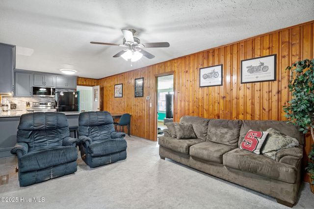 112 Mcmillan Street, Teachey, NC 28464