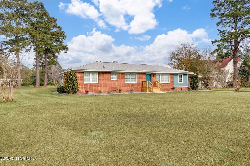 112 Mcmillan Street, Teachey, NC 28464