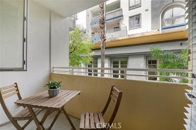 21301 Erwin Street 228, Woodland Hills (los Angeles), CA 91367