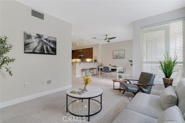 21301 Erwin Street 228, Woodland Hills (los Angeles), CA 91367