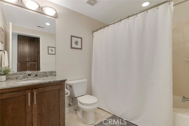 21301 Erwin Street 228, Woodland Hills (los Angeles), CA 91367