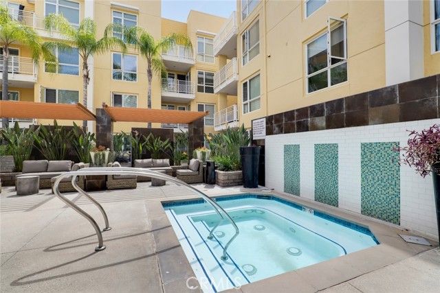 21301 Erwin Street 228, Woodland Hills (los Angeles), CA 91367