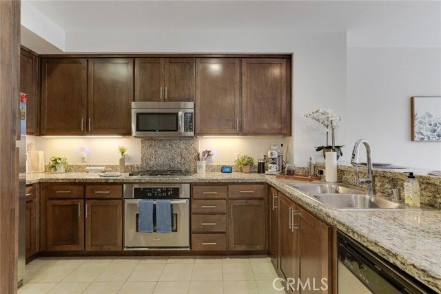 21301 Erwin Street 228, Woodland Hills (los Angeles), CA 91367