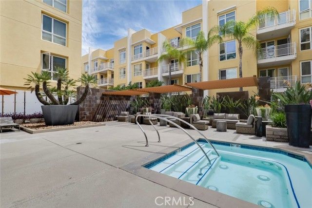 21301 Erwin Street 228, Woodland Hills (los Angeles), CA 91367