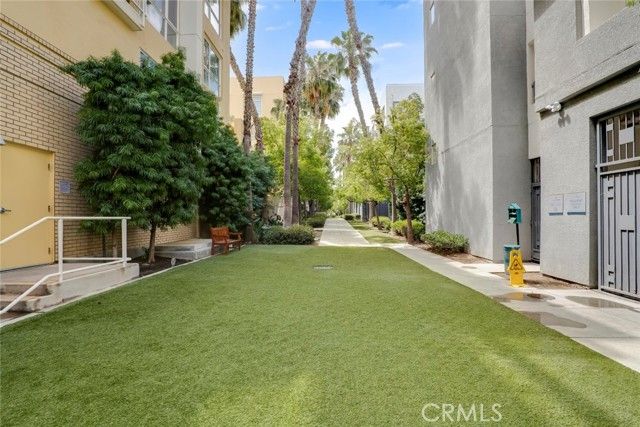 21301 Erwin Street 228, Woodland Hills (los Angeles), CA 91367