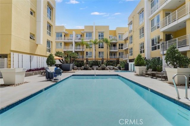 21301 Erwin Street 228, Woodland Hills (los Angeles), CA 91367