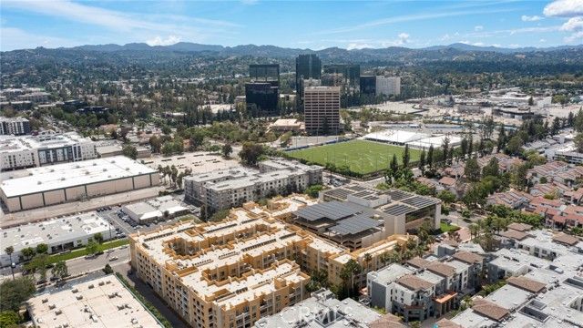 21301 Erwin Street 228, Woodland Hills (los Angeles), CA 91367