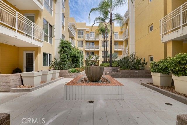 21301 Erwin Street 228, Woodland Hills (los Angeles), CA 91367