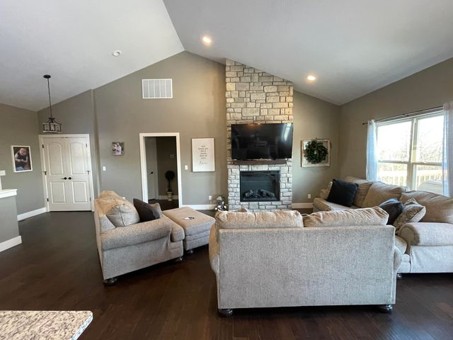 440 Flat Tops Drive, Forsyth, MO 65653