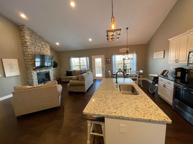 440 Flat Tops Drive, Forsyth, MO 65653