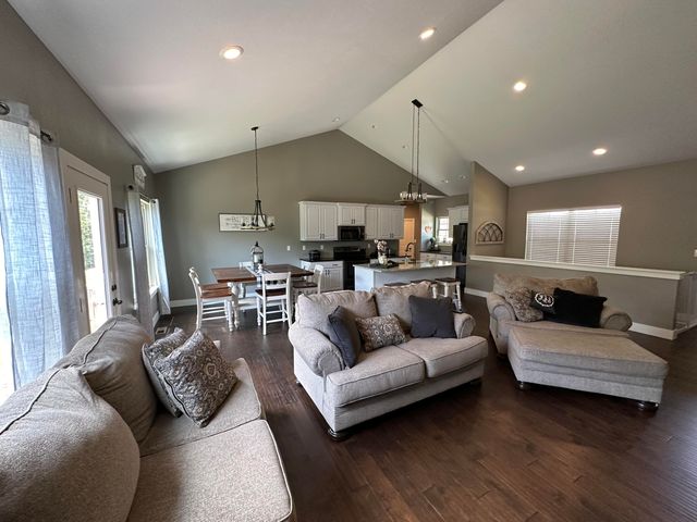 440 Flat Tops Drive, Forsyth, MO 65653