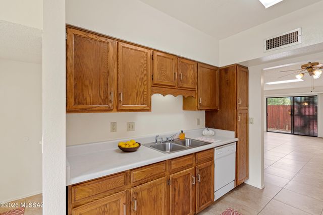 8905 E Calle Norlo, Tucson, AZ 85710