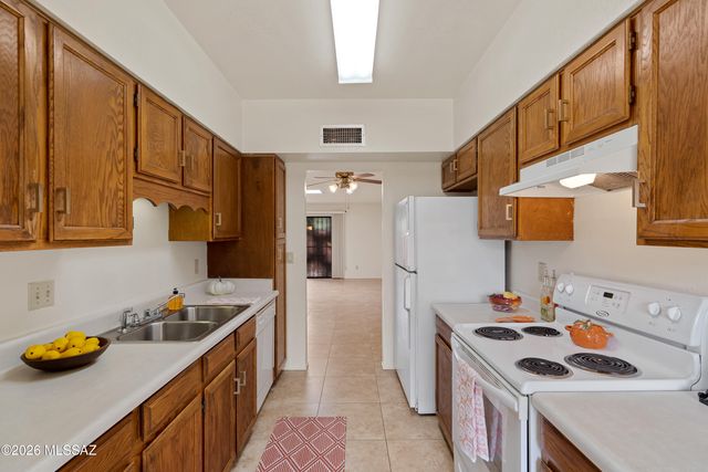8905 E Calle Norlo, Tucson, AZ 85710
