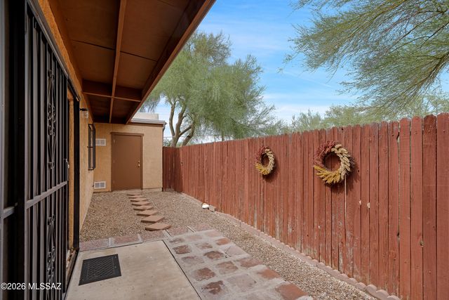 8905 E Calle Norlo, Tucson, AZ 85710