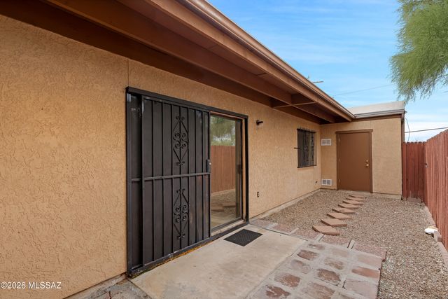 8905 E Calle Norlo, Tucson, AZ 85710