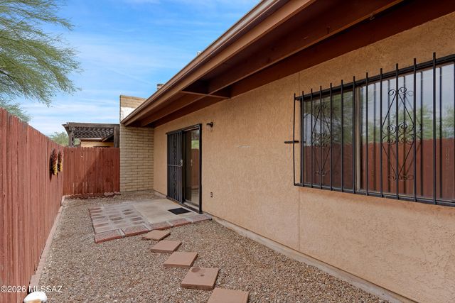 8905 E Calle Norlo, Tucson, AZ 85710