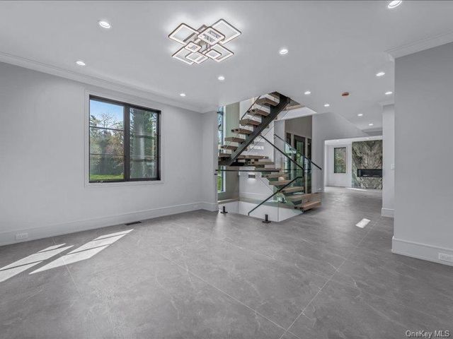 22 OLD FIELD Lane, Great Neck, NY 11020