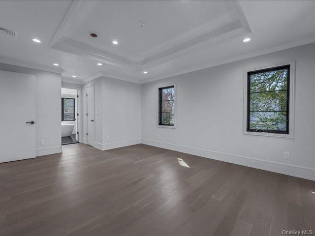 22 OLD FIELD Lane, Great Neck, NY 11020