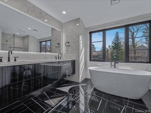 22 OLD FIELD Lane, Great Neck, NY 11020