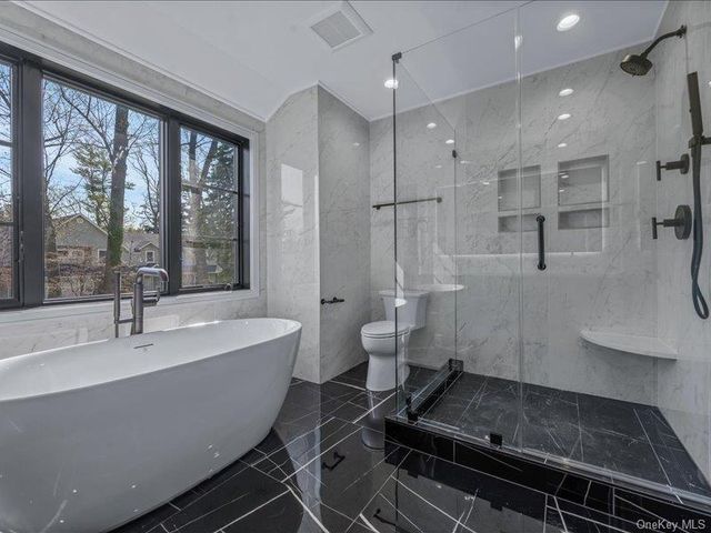 22 OLD FIELD Lane, Great Neck, NY 11020