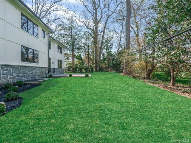 22 OLD FIELD Lane, Great Neck, NY 11020
